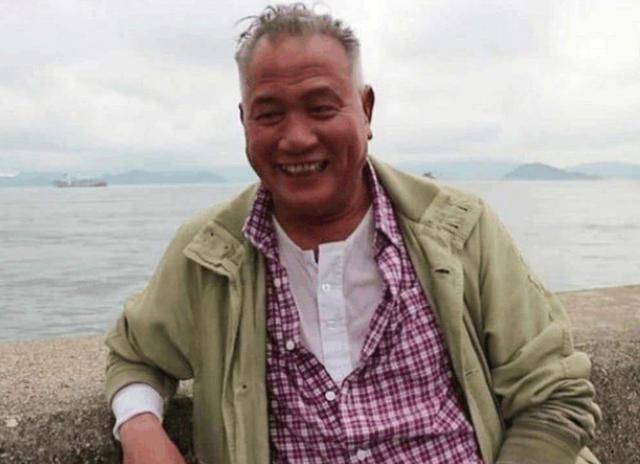 著名影星现身赌王公祭活动!落魄后,如今只像个普通的老人