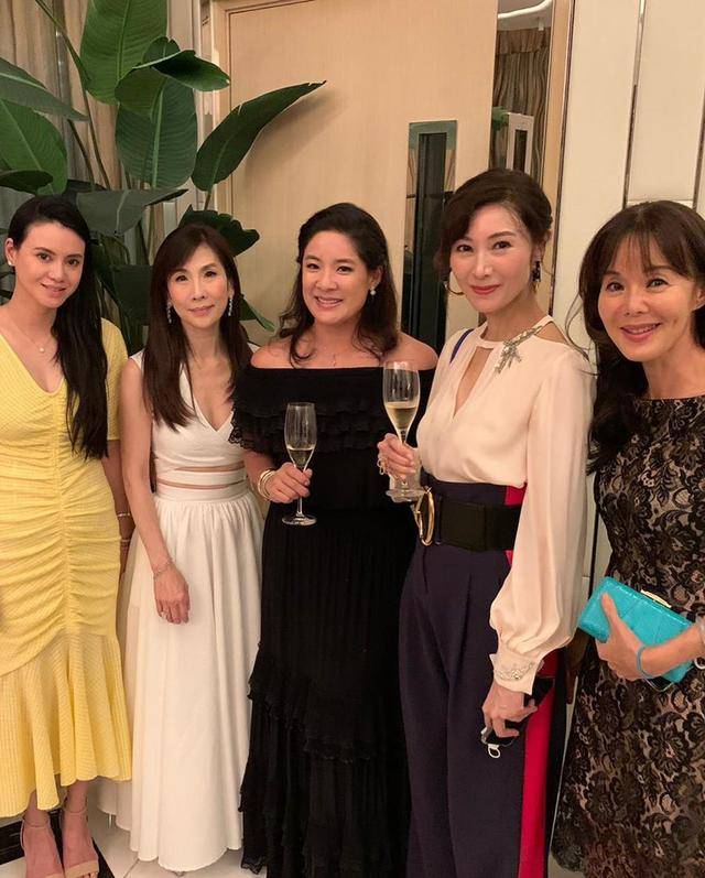 李嘉欣带老公参加贵妇趴稳居C位,许晋亨老得太快