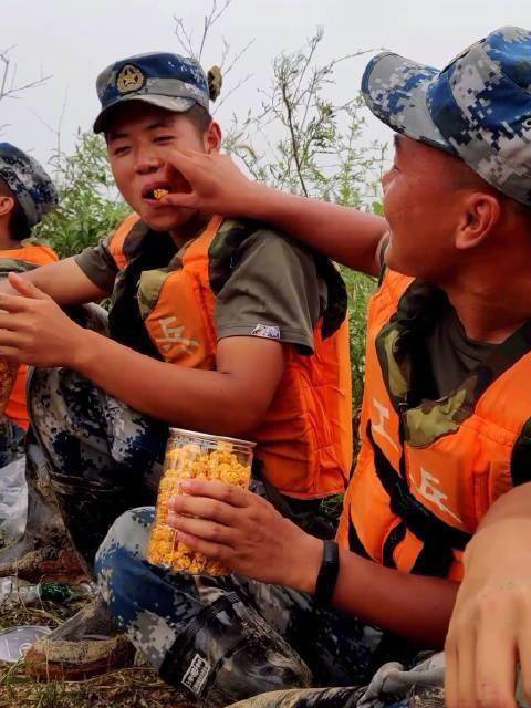 奶茶店给抗洪战士送上爆米花,网友:感谢战士们