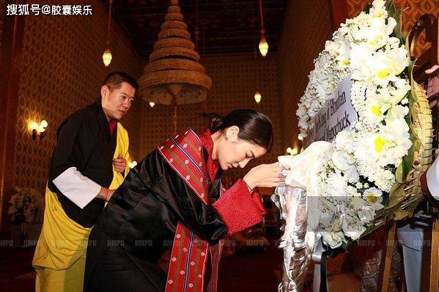 原创不丹国王表情冷傲,到泰国也得行匍匐跪拜礼,架子只能摆给老婆看