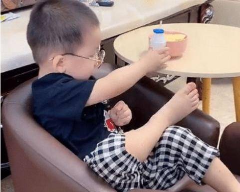 原创孩子坐沙发上翘着二郎腿边吃边喝，好不惬意，网友却直呼养废了