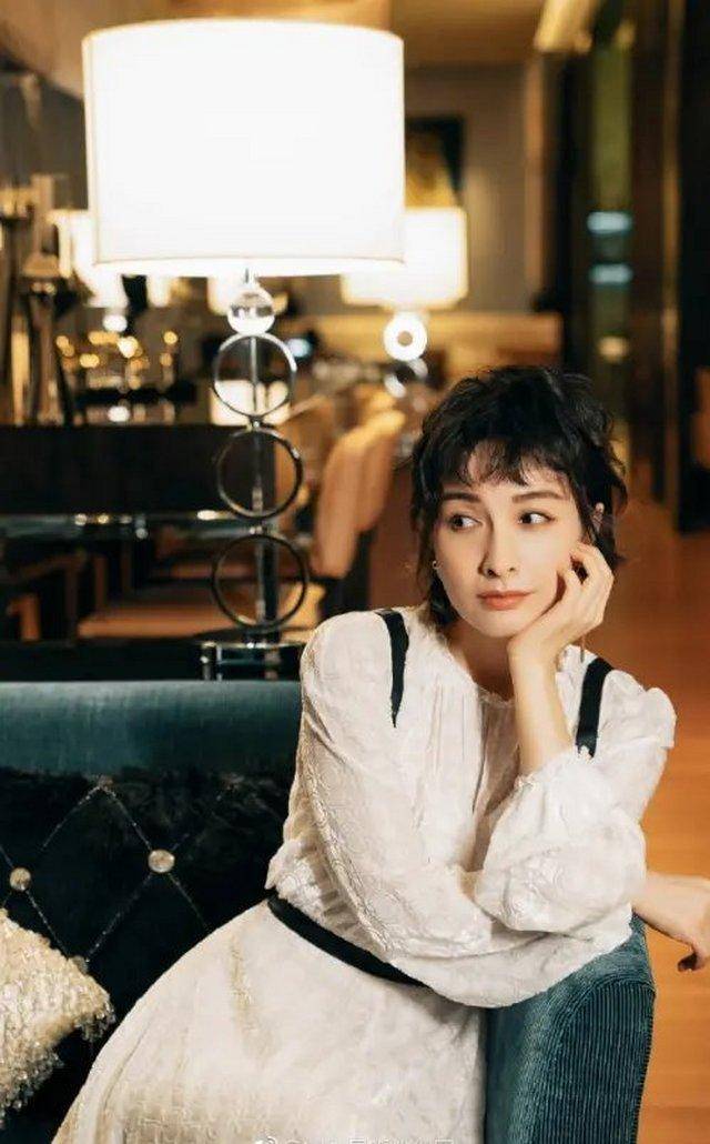 原创真被吴昕美到了,"赫本风"洋气又精致,堪比真人版"洋娃娃"