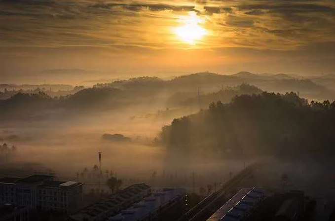 云雾弥漫的四川岳池美景