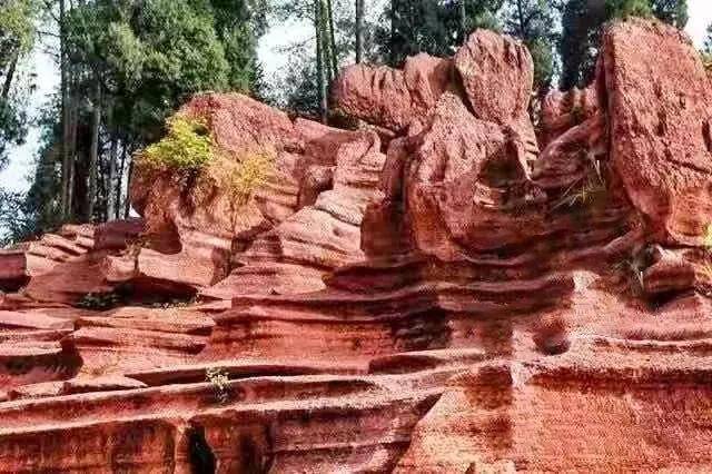 挂在瀑布上的千年古镇 红石林景区内石林,峡谷,溶洞等景观形态丰富