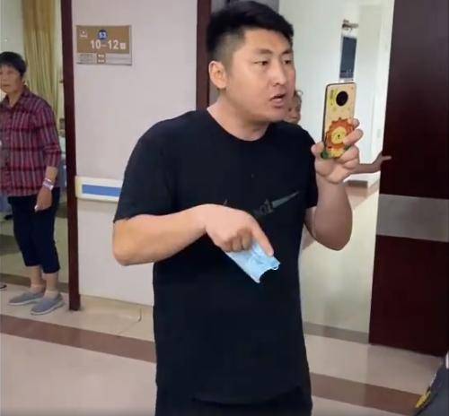 【尴尬】曝演员姜涛大闹医院 遇438万粉丝大夫，见到警察1秒认怂了