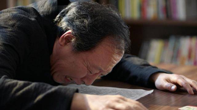一把辛酸泪！这样养老，拖垮了多少年轻人和家人？我真熬不住了