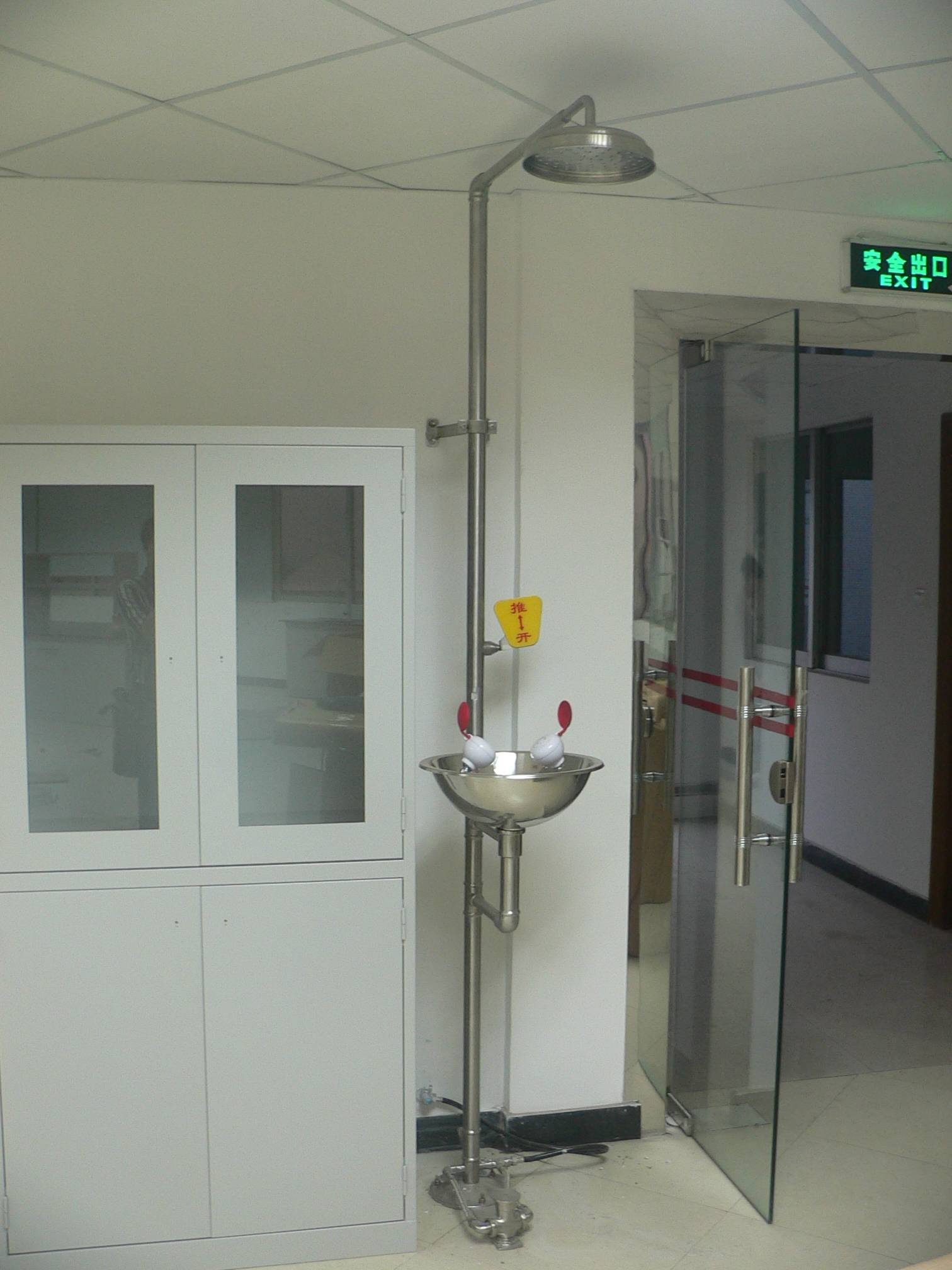 实验室洗眼器及淋浴和应急喷淋和培养箱_装置