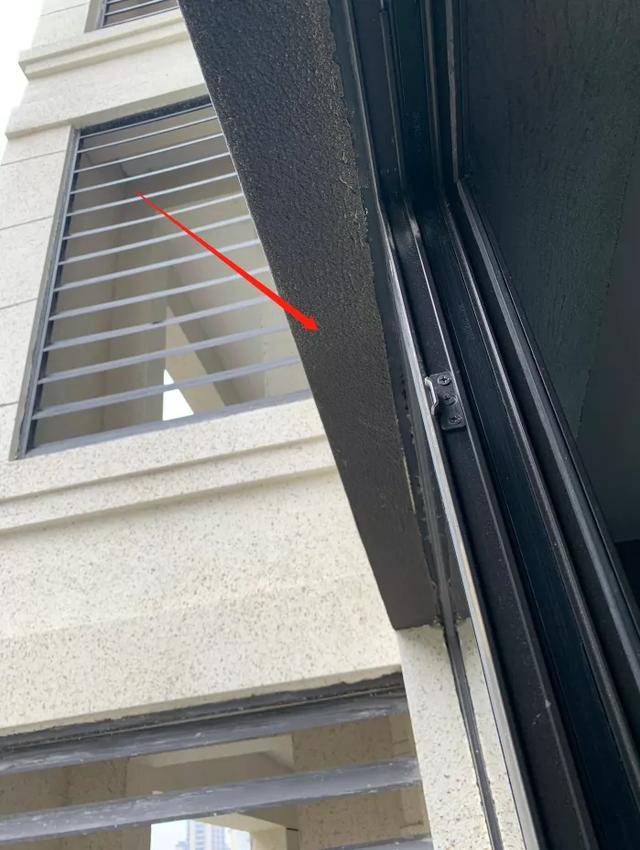 在滴水线的外檐口,滴水线可防止雨水沿窗檐流向室内.