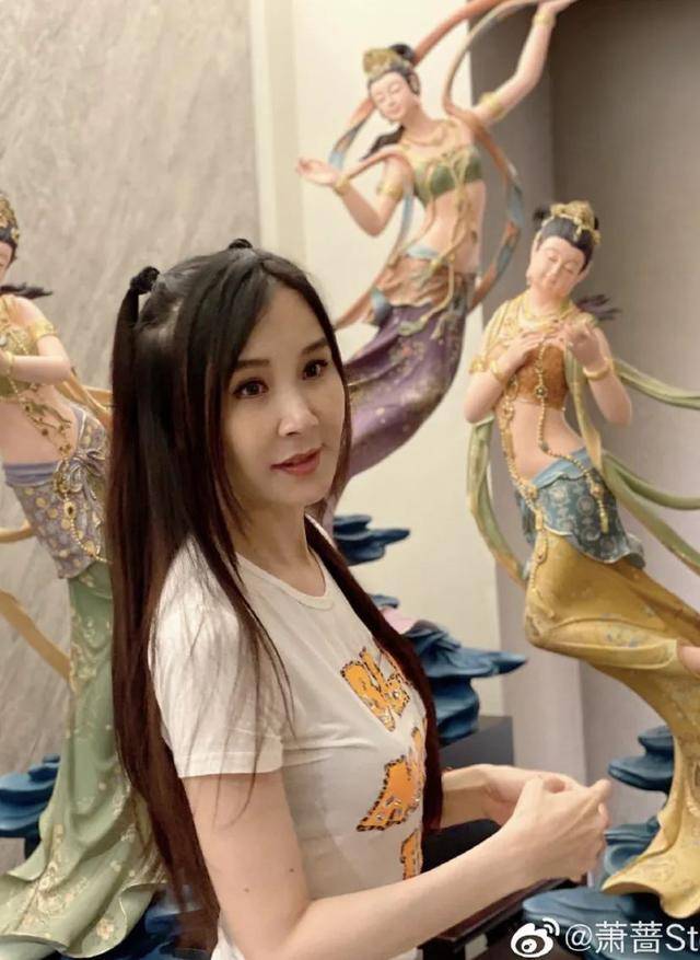 近照|51岁萧蔷近照，梳双马尾扮嫩惊现歪嘴，穿露脐衣前凸后翘很火辣