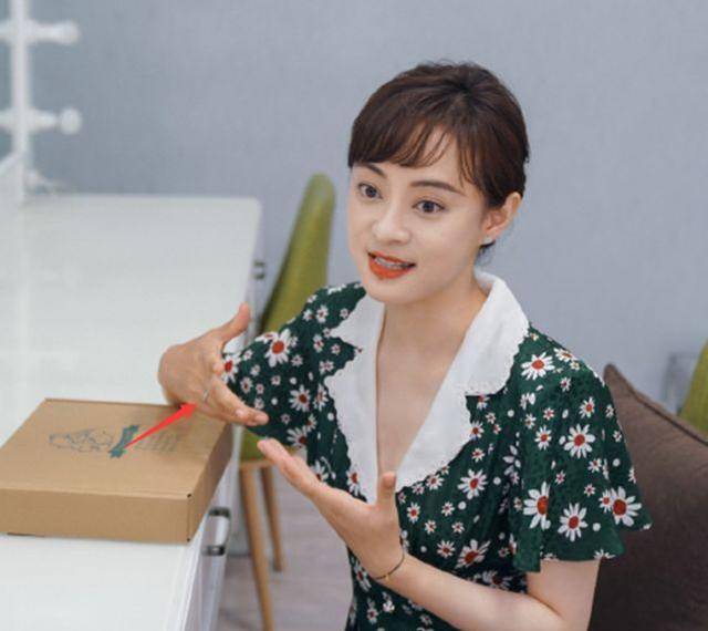 孙俪最新美照,穿碎花裙扎小辫靓丽动人,手捧绘本甜笑婚戒抢镜