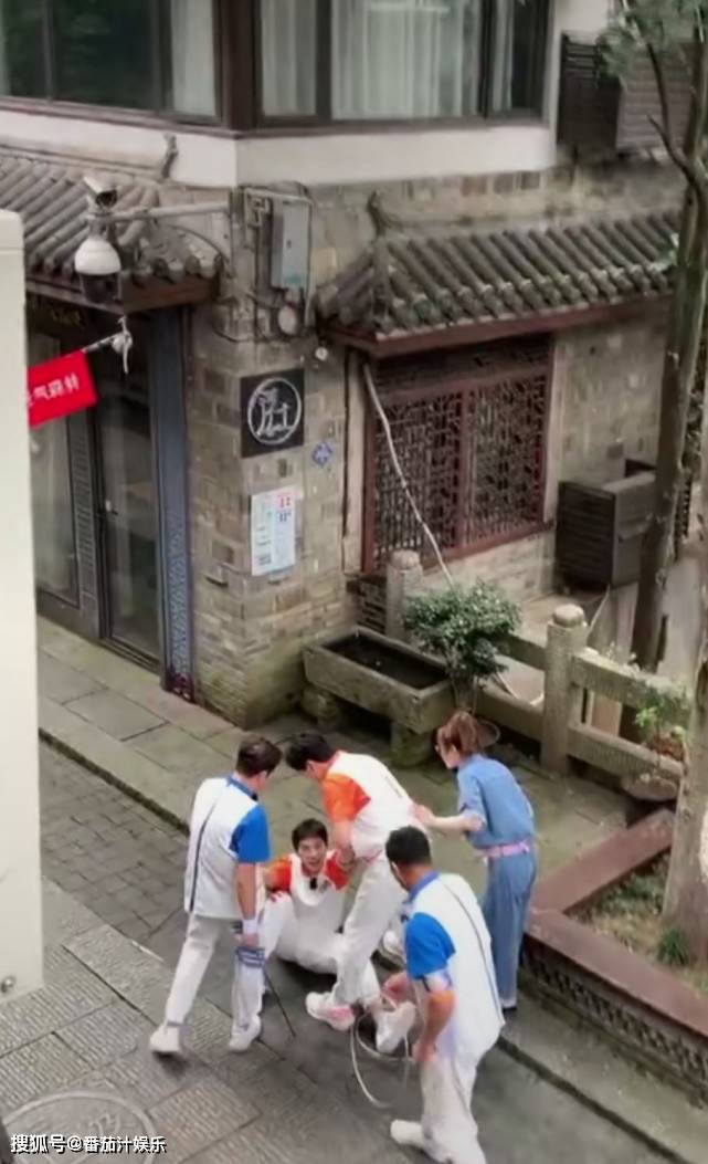 杨洋录《元气满满哥哥》摔跤，王彦霖第一时间