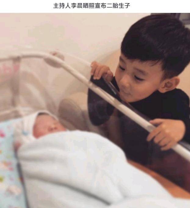 38岁主持人李晨三胎已生？老婆深夜晒照有深意，