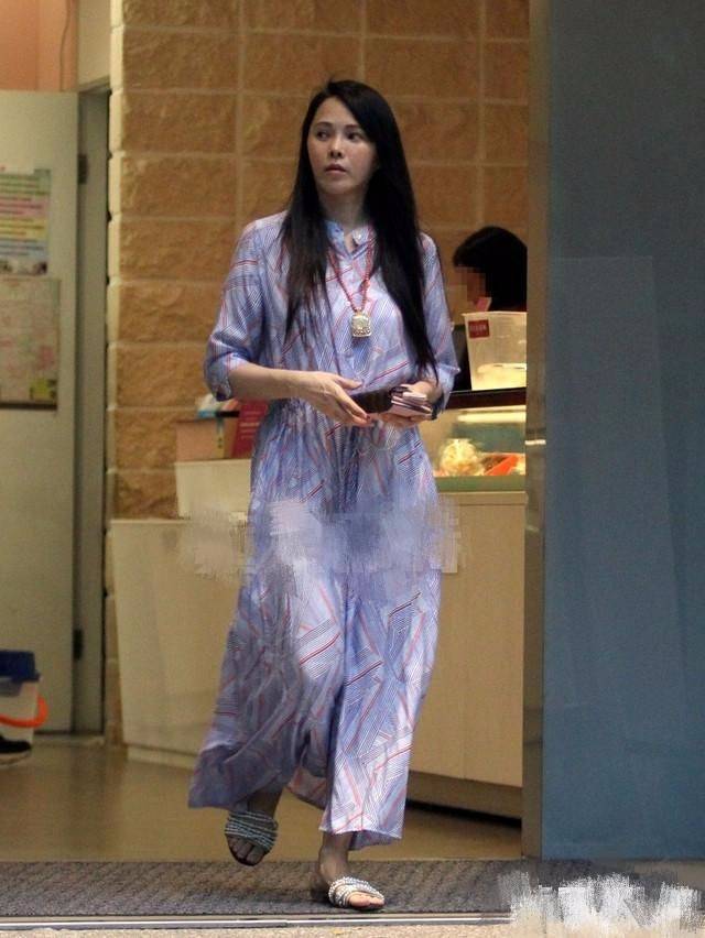 伊能静|伊能静跟同龄人站一起，只是打扮年轻点，本人皱纹都显露老态！
