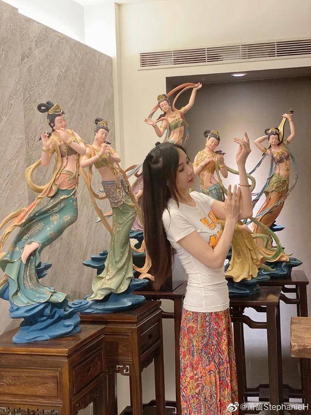 近照|51岁萧蔷近照，梳双马尾扮嫩惊现歪嘴，穿露脐衣前凸后翘很火辣