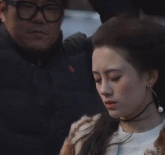 阴影|原创鞠婧祎遭遇强风发际线被吹起，阴影粉涂太多场面尴尬