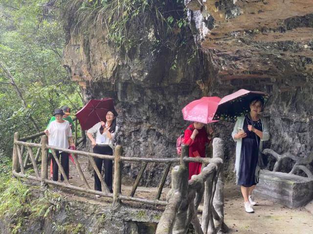 贵州省诗歌学会"作家 旅游"系列工程走进绥阳观音岩景区