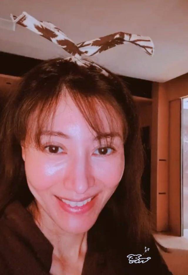 李嘉欣深夜晒健身暴汗照,素颜曝光女神跌落神坛,五官优势变劣势