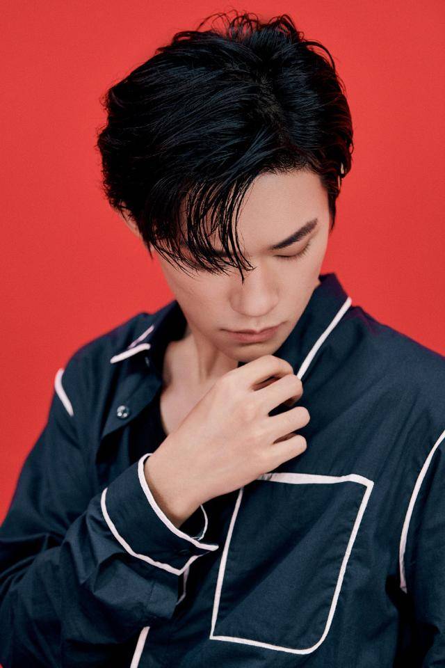 look|200605 易烊千玺今日发布会look 简约衬衫干净利落来相见