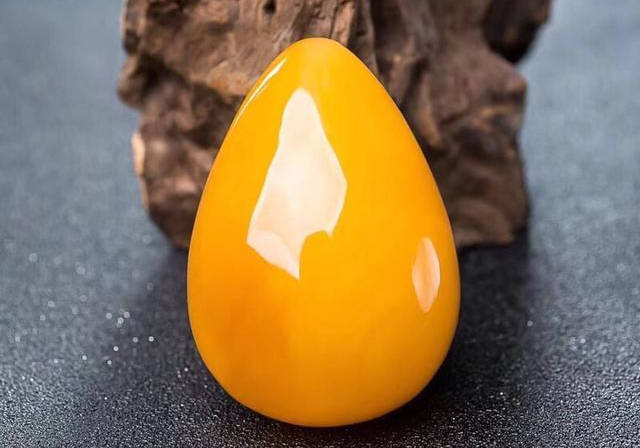 蜜蜡用手机灯光鉴别蜜蜡鉴别用灯照可靠不学会这几种方法轻松鉴别蜜蜡
