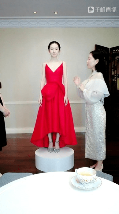 素人|头排学院|让《乘风破浪的姐姐》种草的仙女裙,素人穿上也能秒变大明星!