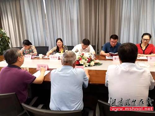 湖南省安化县人民政府副县长伍亮,安化县政协副主席廖小寒,安化县商务