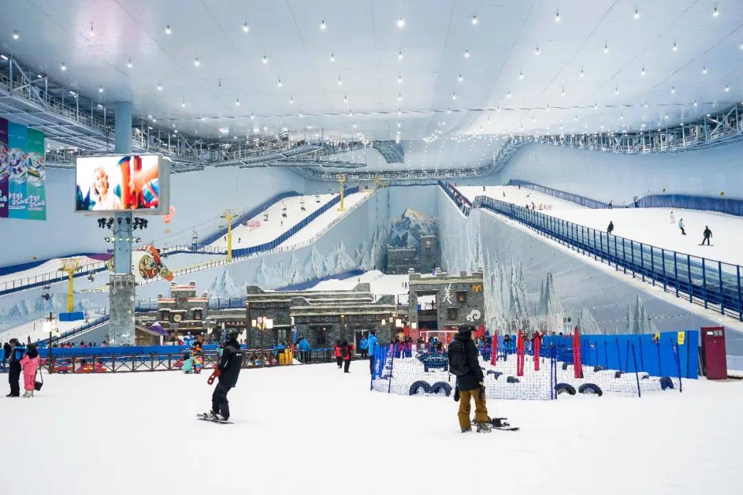 成都融创雪世界分为滑雪区和娱雪区.