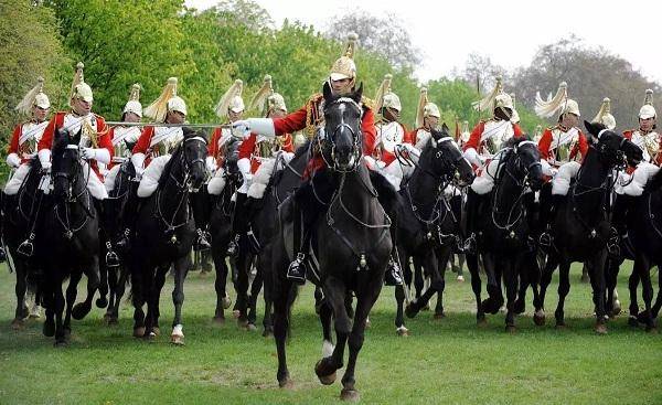我们可以看到,贵族所率领的 骑士军团是中世纪英格兰军队的主体