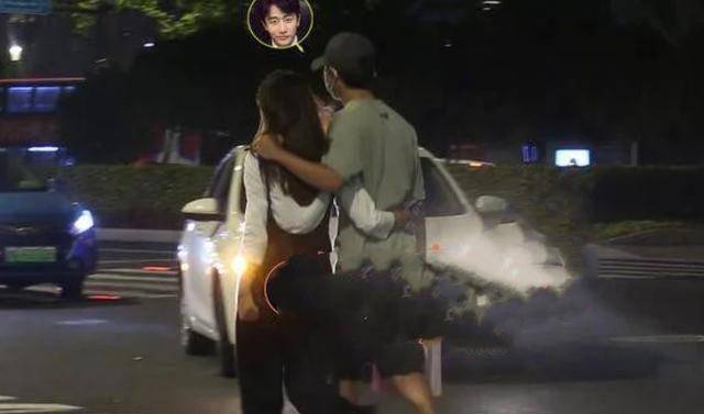 机场|原创黄轩携女友再次现身机场，大方挥手打招呼，女友素颜出镜目光无神