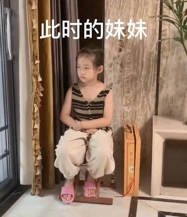 妹妹带“闺蜜”回家，哥哥陪其玩耍让妹妹醋意大发，网友：那是未来大嫂