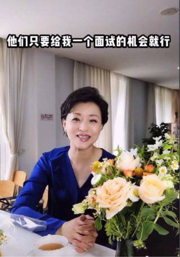 杨澜不是不会老，只是老了也很有气质，穿套装裙优雅又知性！