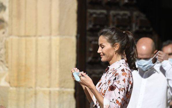 莱蒂齐亚|西班牙王后穿不腻印花裙！凯特心服口服，丑坡跟鞋愣是穿出精彩了