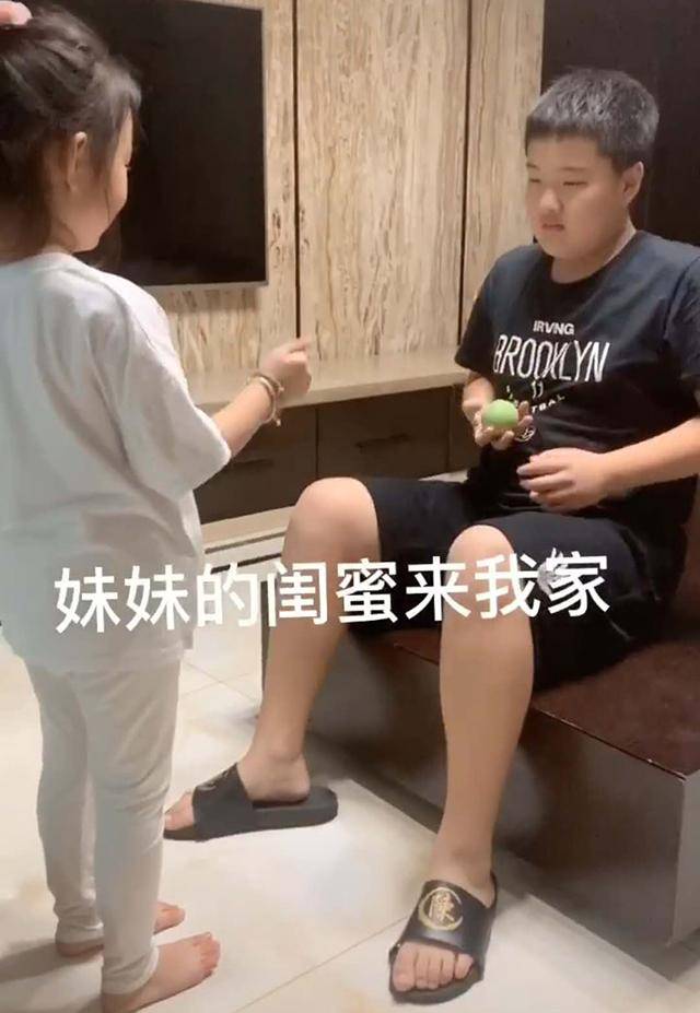 妹妹带“闺蜜”回家，哥哥陪其玩耍让妹妹醋意大发，网友：那是未来大嫂