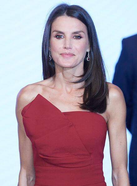 莱蒂齐亚|西班牙王后穿不腻印花裙！凯特心服口服，丑坡跟鞋愣是穿出精彩了