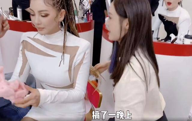 女明星|原创伊能静用发卡当耳环、张雨绮的脏辫绑了一夜,姐姐的妆容藏满心机