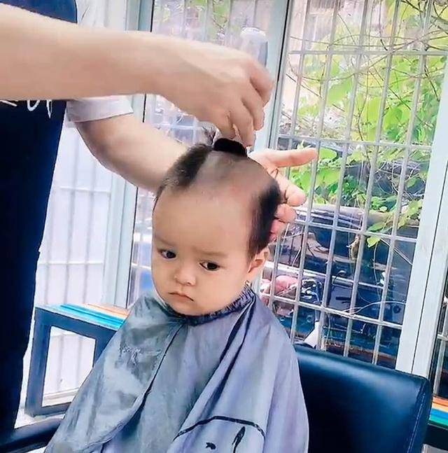妈妈带娃去理发，理发师一阵操作猛如虎，新发型让宝宝生无可恋