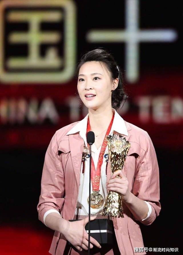 服装|“前女排成员”惠若琪大嫁富二代，穿贵气服装现身，粗手臂尴尬了