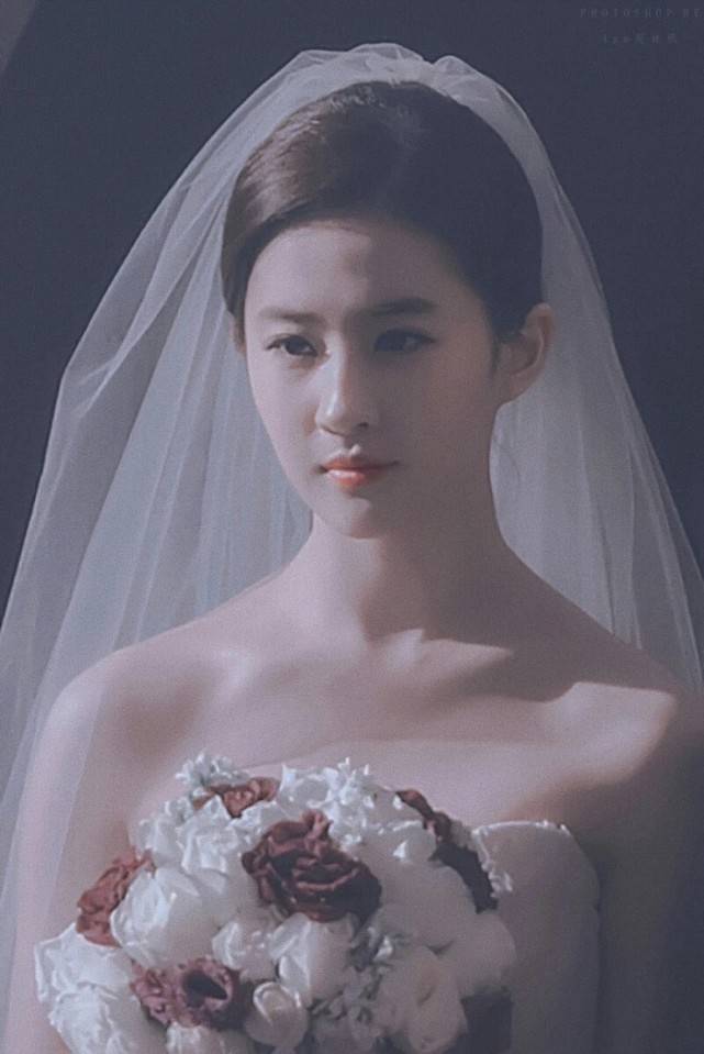 作品|原创刘亦菲最新封面杂志，浓妆的她英姿飒爽，能演仙女也能完全演战士