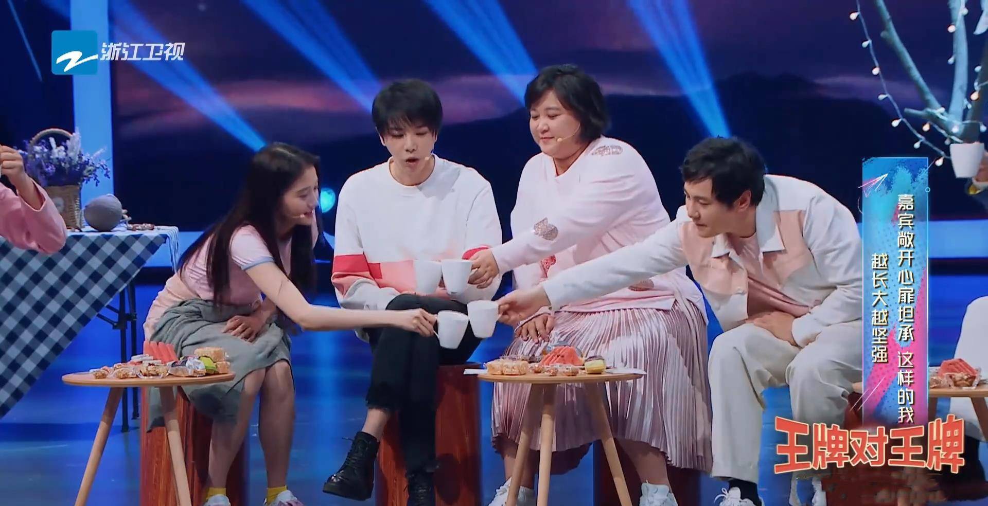 关晓彤主动拥抱华晨宇,华晨宇下意识反应暴露情商高低