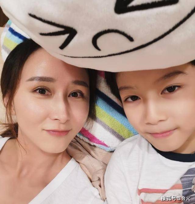 胡静罕发与儿子合照,43岁无皱纹很清纯,儿子继承颜值不像豪门爹