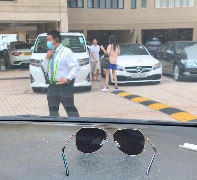 偶遇2亿富豪张家辉，拖鞋短裤头发凌乱，就像广