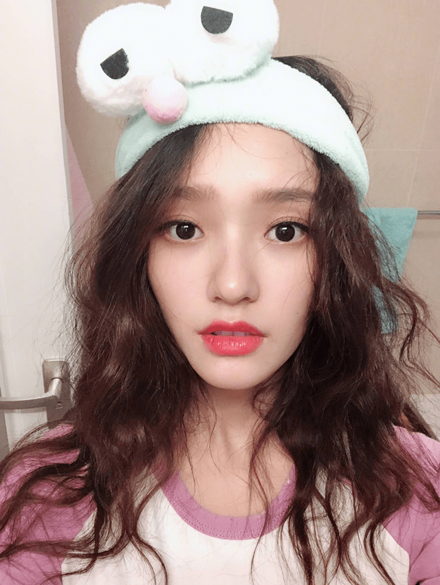 冲浪|林允不愧是美妆博主,综艺上玩冲浪皮肤白到发光,素颜更让人羡慕