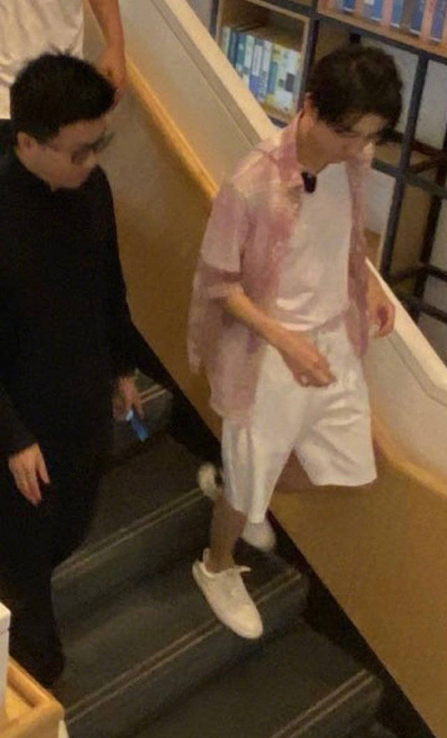 餐厅|原创王俊凯录制中餐厅路透照曝光，期待王经理的再次回归！