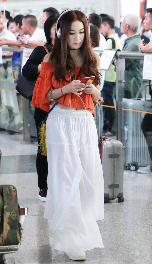 温碧霞|温碧霞穿泳装，身材是比洪欣好，但脸上的皱纹却输了！