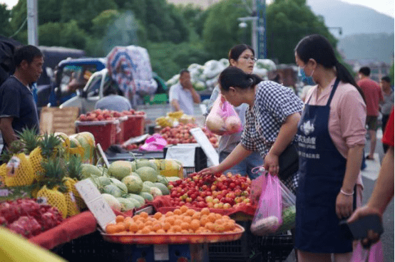 客户|这样摆地摊还不赚钱，让赵东升带我去爬山