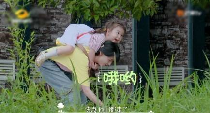 郑爽采茶夸阿姨，单手抱娃录制新剧主题曲，用