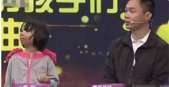 原创女孩因为一直戴头套上学，被同学疯狂嘲笑，把头套摘下后大家都沉默了