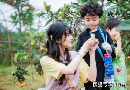 郑爽采茶夸阿姨，单手抱娃录制新剧主题曲，用