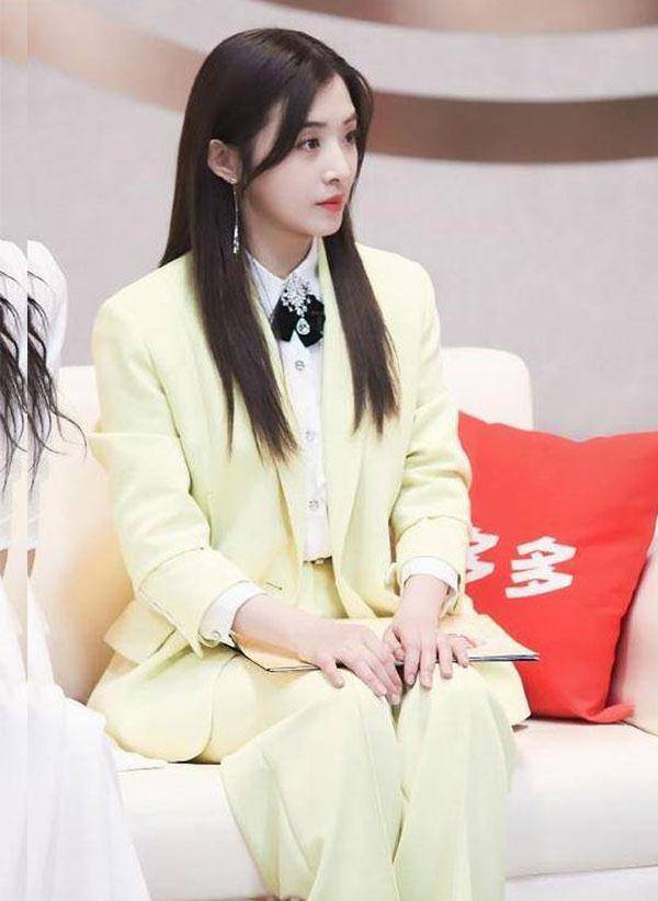 西装|张含韵在西装背后叠一束薄纱，曾经的“酸酸甜甜”又加了一股仙气