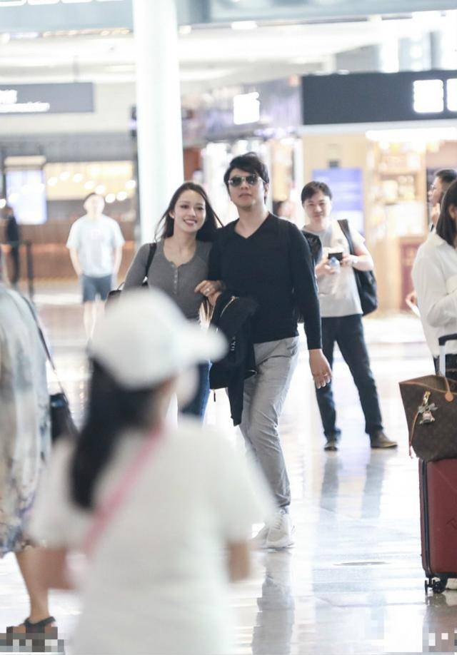 腰肢|有种迷人叫吉娜穿长裙，身材曼妙腰肢纤细惹人羡，男人就爱这一款