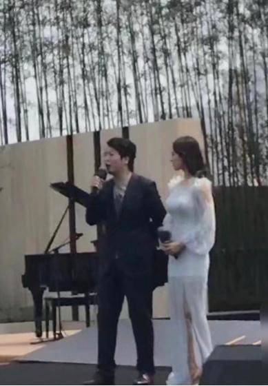 腰肢|有种迷人叫吉娜穿长裙，身材曼妙腰肢纤细惹人羡，男人就爱这一款